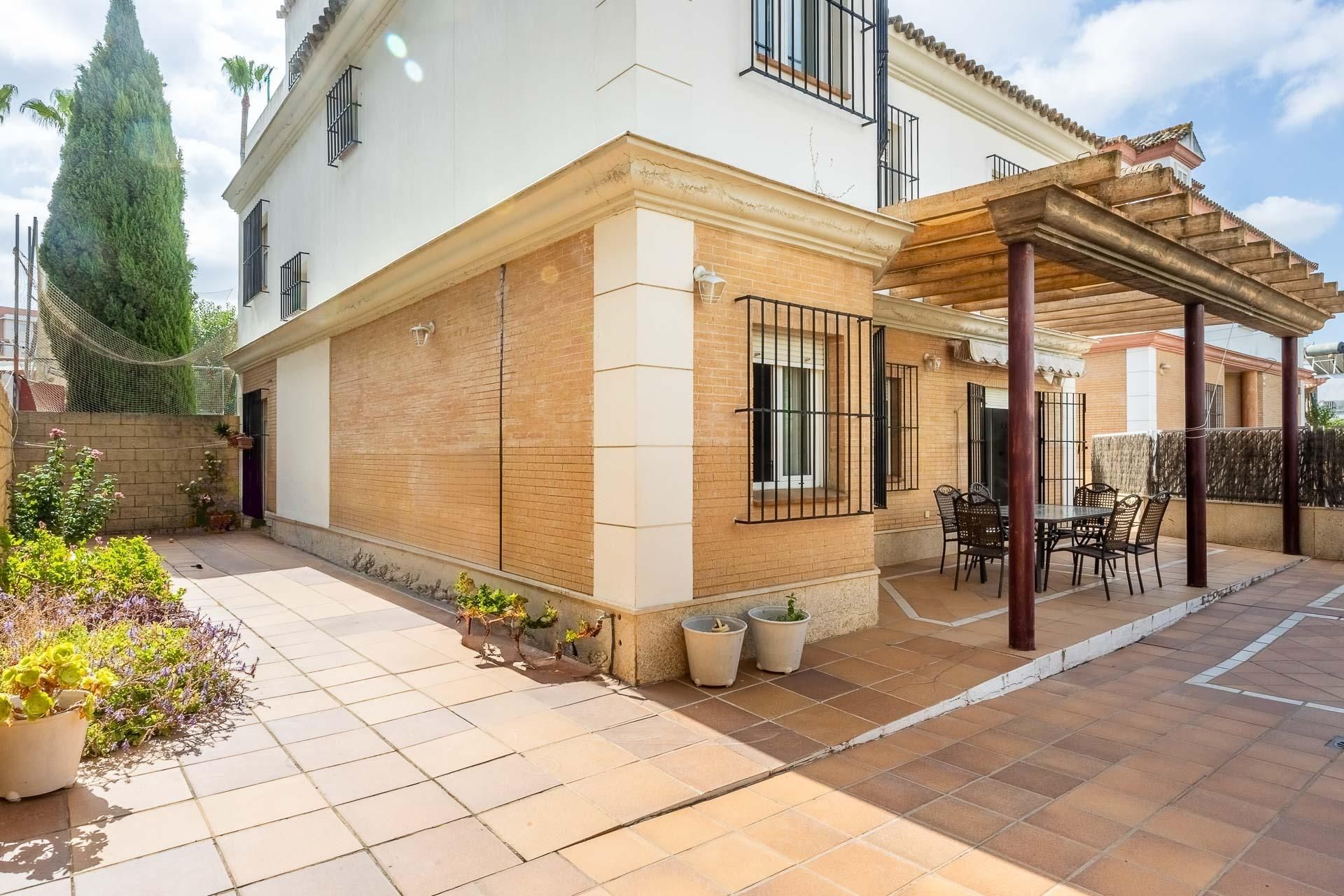 Vista exterior de Casa o xalet en venda en  Sevilla Capital amb Aire condicionat, Calefacció i Jardí privat