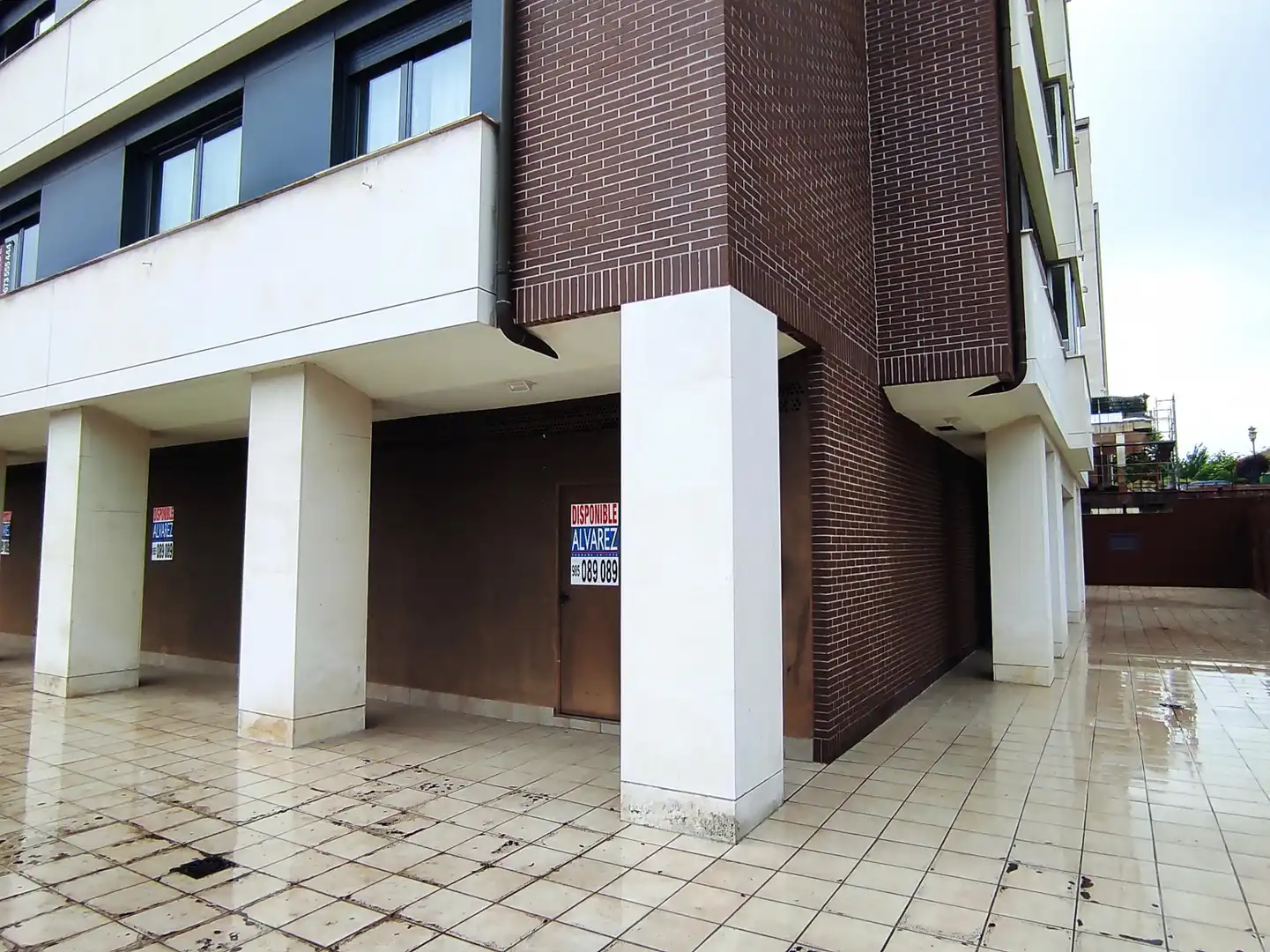 Vista exterior de Local en venta en Oviedo 