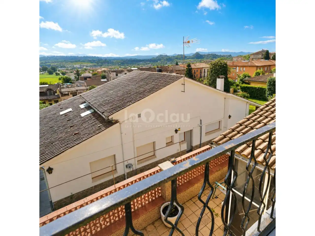Außenansicht von Wohnung zum Verkauf in Tona mit Heizung, Parkett und Terrasse