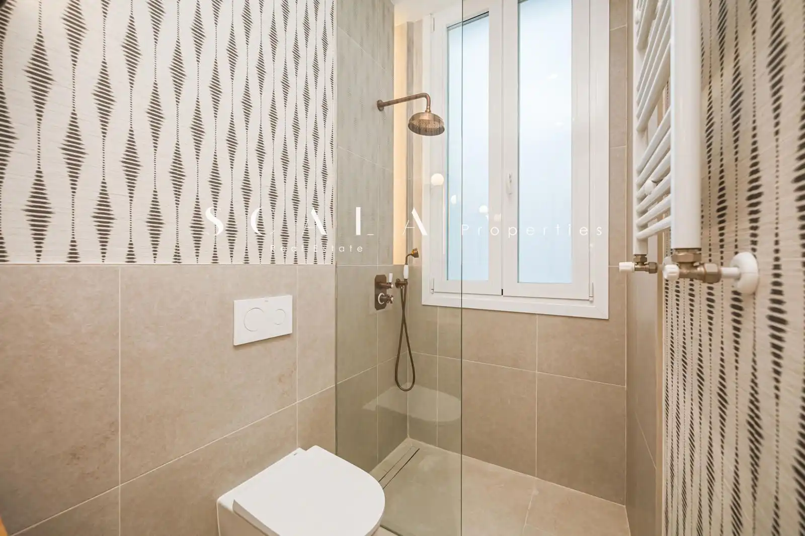 Badezimmer von Wohnung zur Miete in Madrid mit Klimaanlage, Heizung und Terrasse