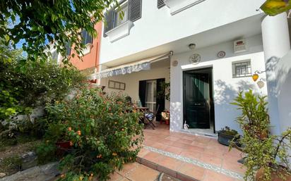 Vista exterior de Casa adosada en venda en El Puerto de Santa María amb Jardí privat