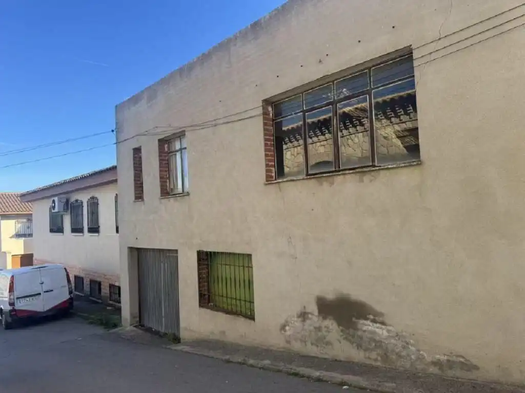Vista exterior de Nau industrial en venda en La Puebla de Montalbán