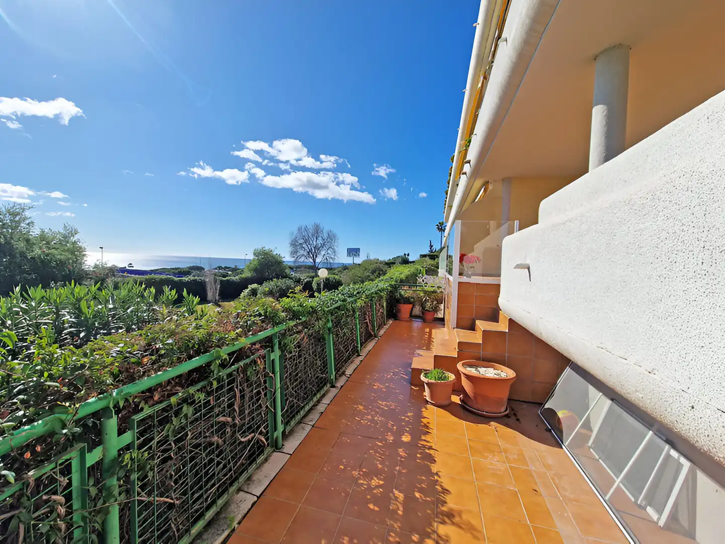 Vista exterior de Planta baixa en venda en Marbella amb Aire condicionat, Terrassa i Piscina
