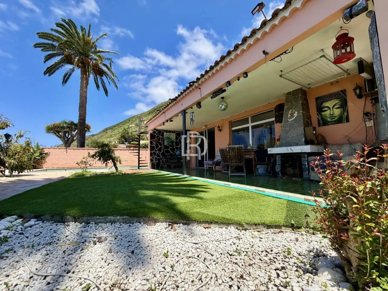 Vista exterior de Casa o xalet en venda en La Orotava amb Jardí privat, Piscina i Moblat