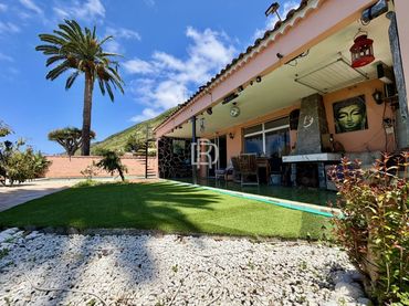 Detached house with pool for sale in Urbanizacion Humboldt