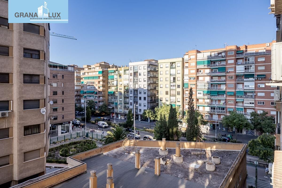 Vista exterior de Pis en venda en  Granada Capital amb Calefacció i Terrassa