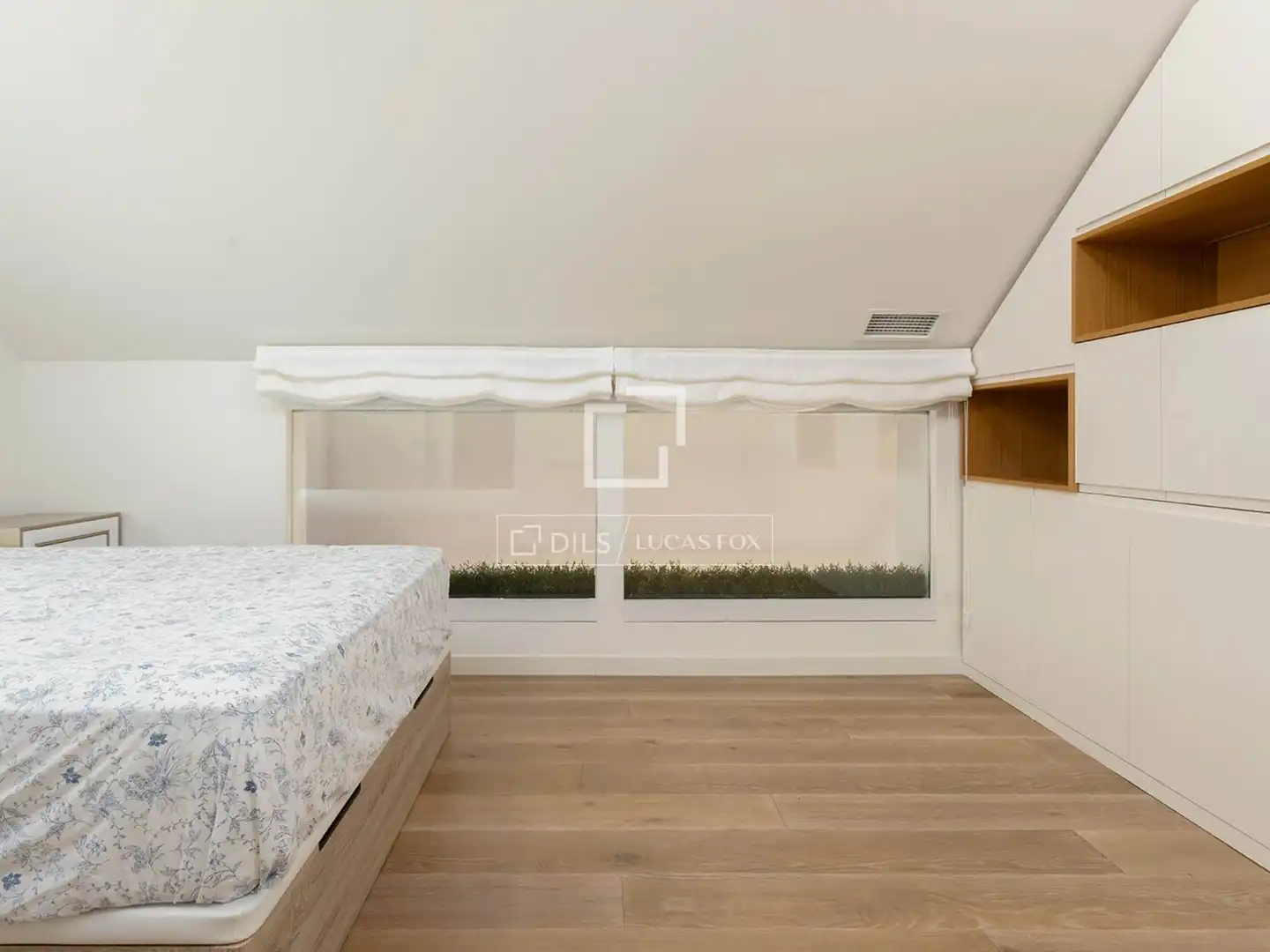 Schlafzimmer von Wohnung zum Verkauf in Barcelona mit Klimaanlage und Terrasse