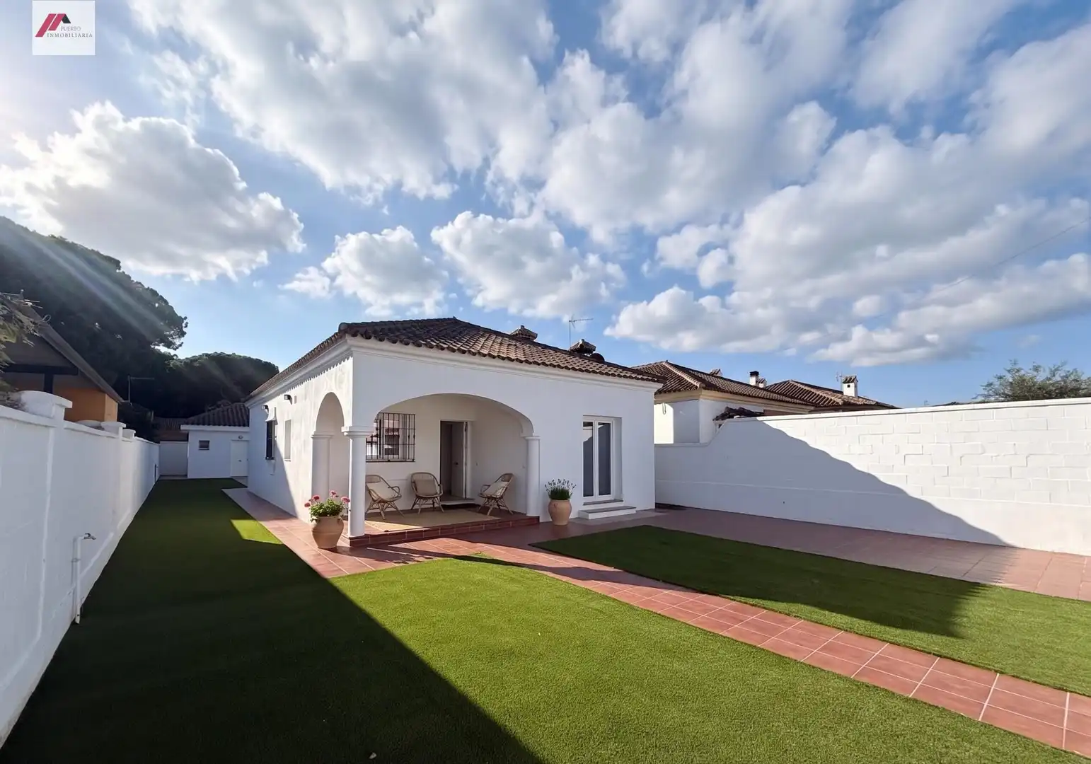 Vista exterior de Casa o xalet en venda en El Puerto de Santa María amb Aire condicionat, Jardí privat i Moblat