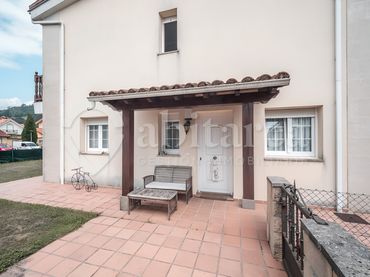 Villa con balcone in vendita a Calle Pomaluengo