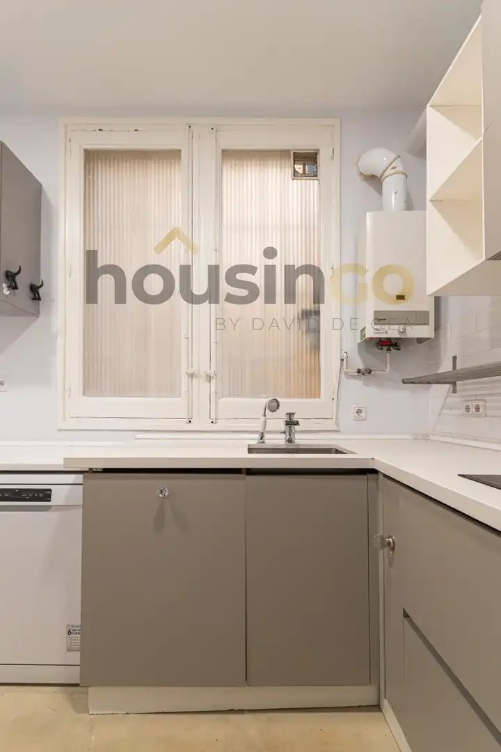 Kitchen of Flat for rent in Madrid  with Heating, Terrace and Oven