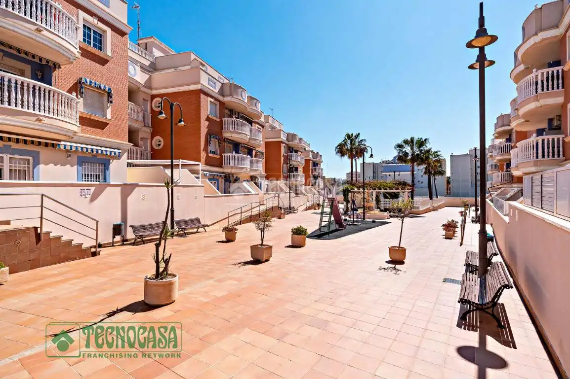 Vista exterior de Pis en venda en Roquetas de Mar amb Aire condicionat i Terrassa