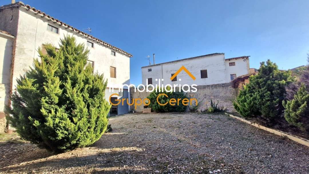 Vista exterior de Casa o xalet en venda en Bañares amb Calefacció, Jardí privat i Terrassa