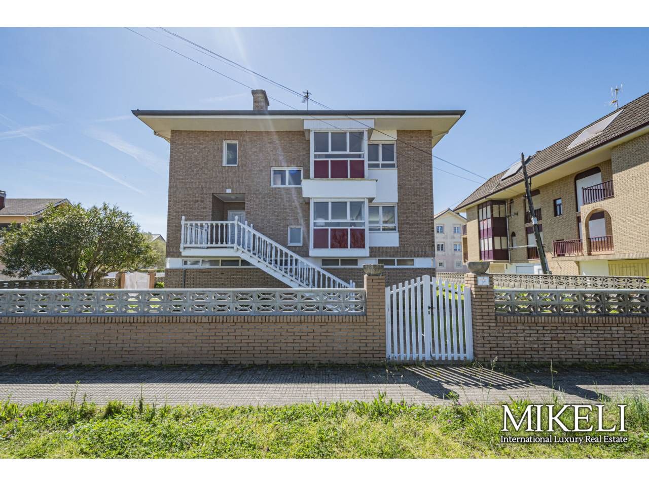 Vista exterior de Casa o xalet en venda en Santoña amb Calefacció, Jardí privat i Terrassa