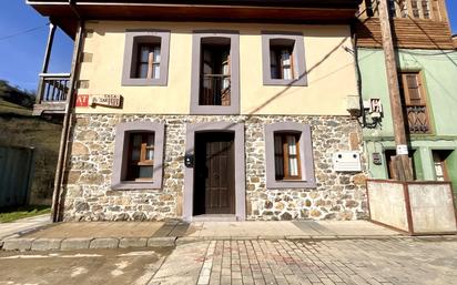 Vista exterior de Casa o xalet en venda en Riosa amb Calefacció, Terrassa i Traster