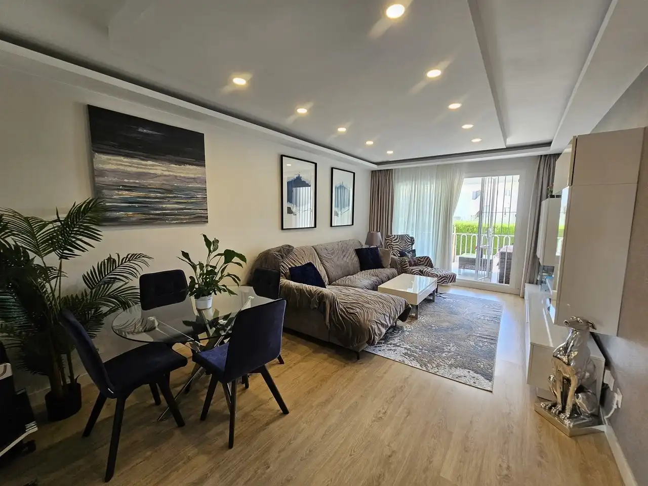 Sala d'estar de Apartament en venda en Estepona amb Aire condicionat, Terrassa i Piscina