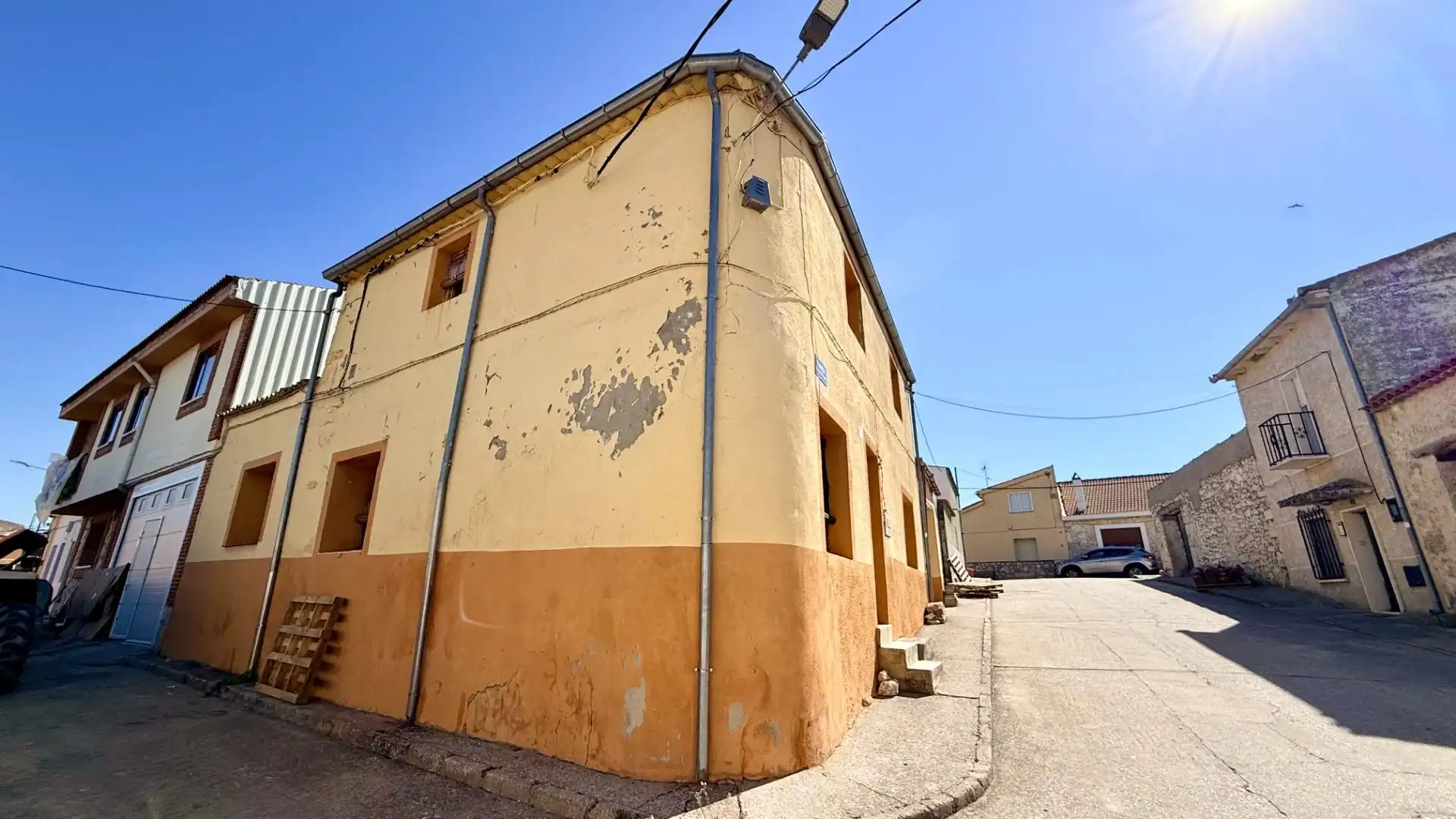 Vista exterior de Casa o xalet en venda en Torrecilla del Pinar amb Jardí privat, Traster i Moblat