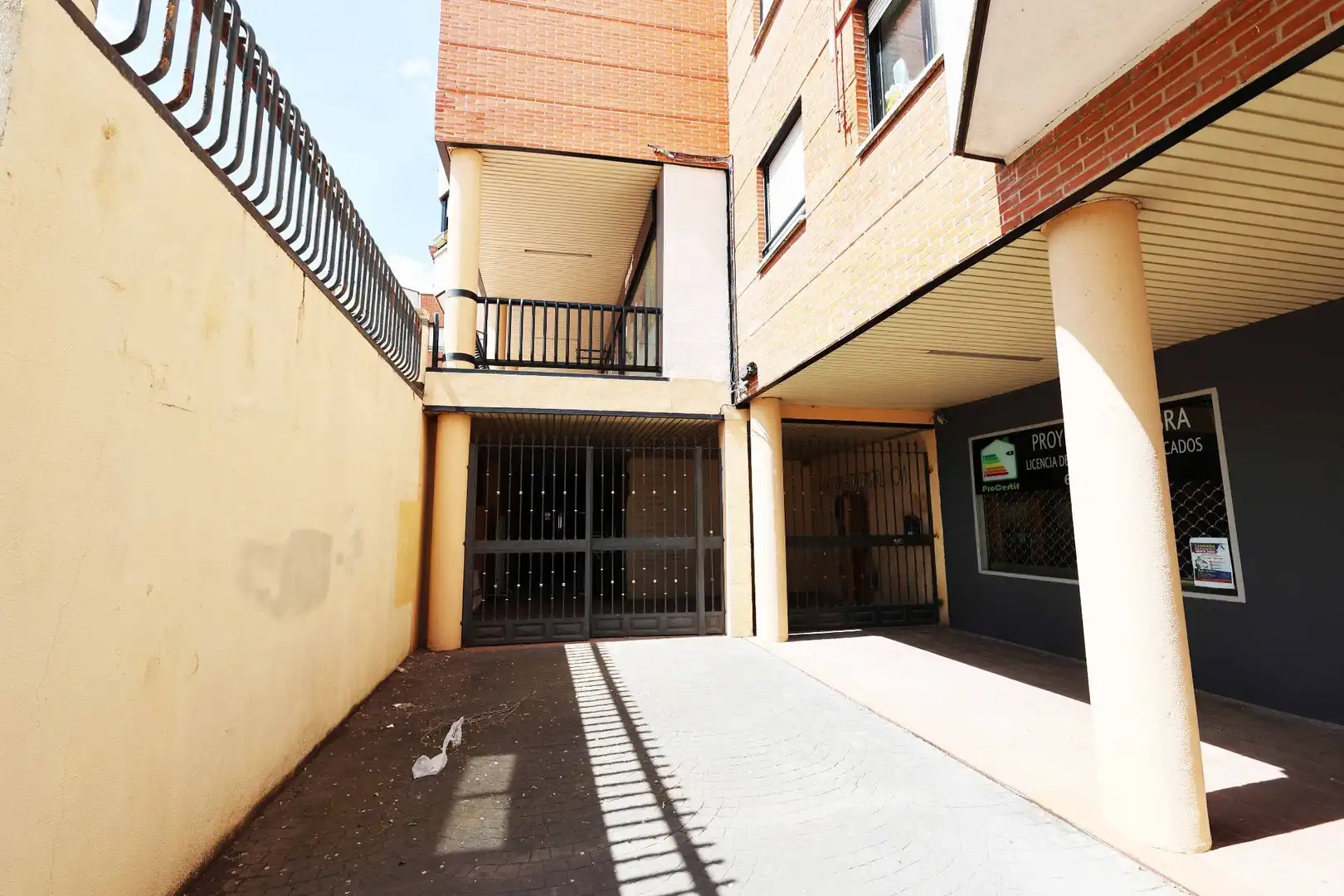 Vista exterior de Local en venta en Villaviciosa de Odón