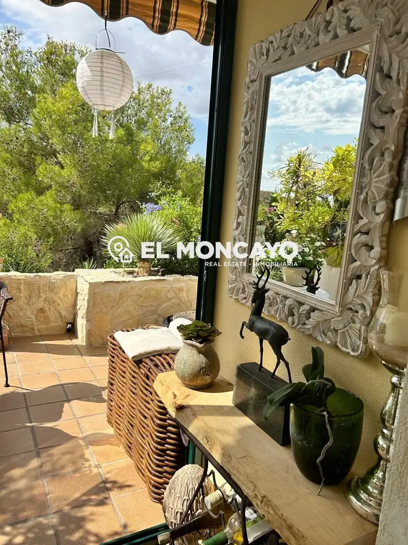 Vista exterior de Casa adosada en venda en Orihuela amb Aire condicionat, Calefacció i Jardí privat
