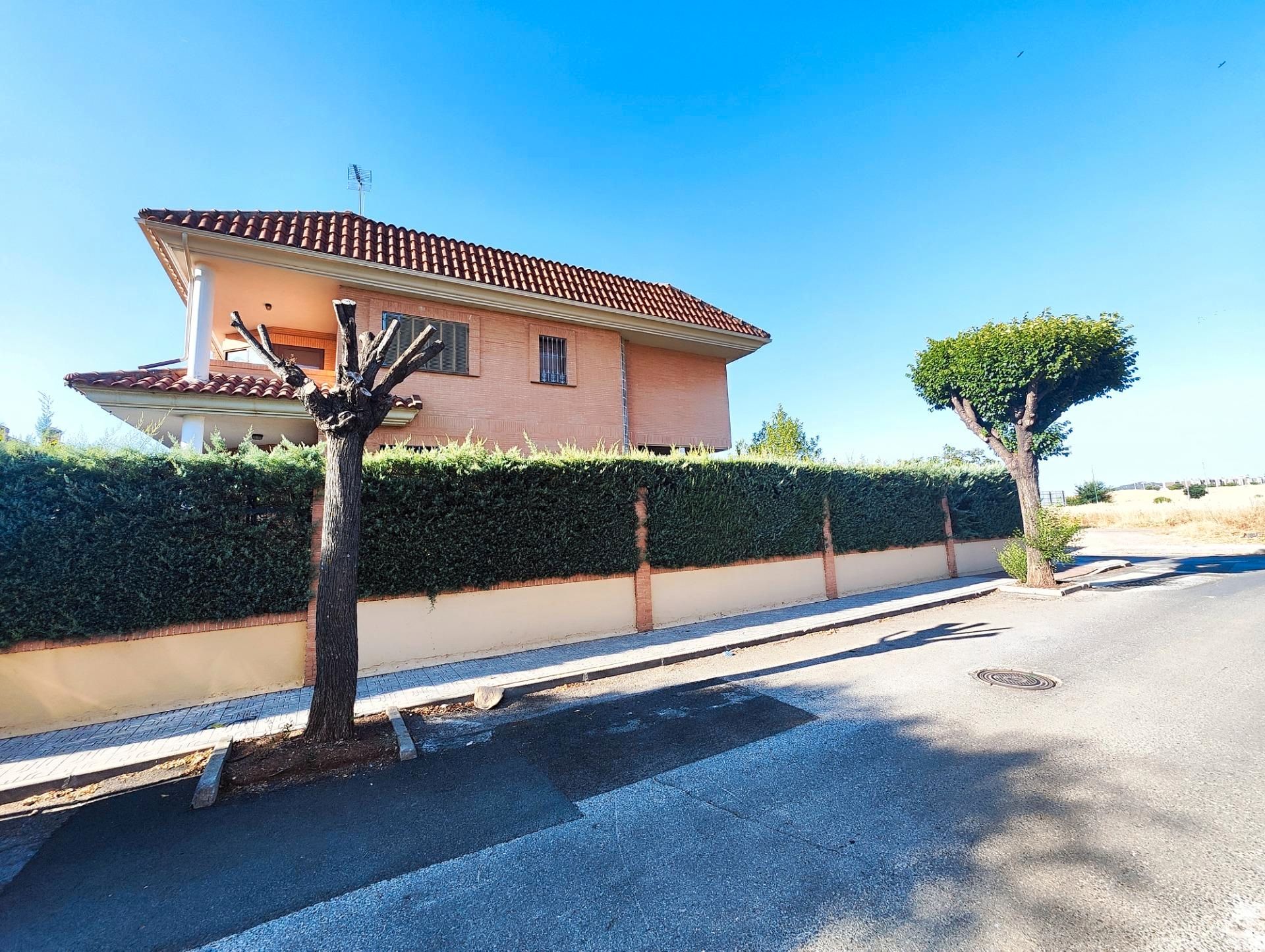 Vista exterior de Casa o xalet en venda en Puertollano amb Aire condicionat, Calefacció i Jardí privat