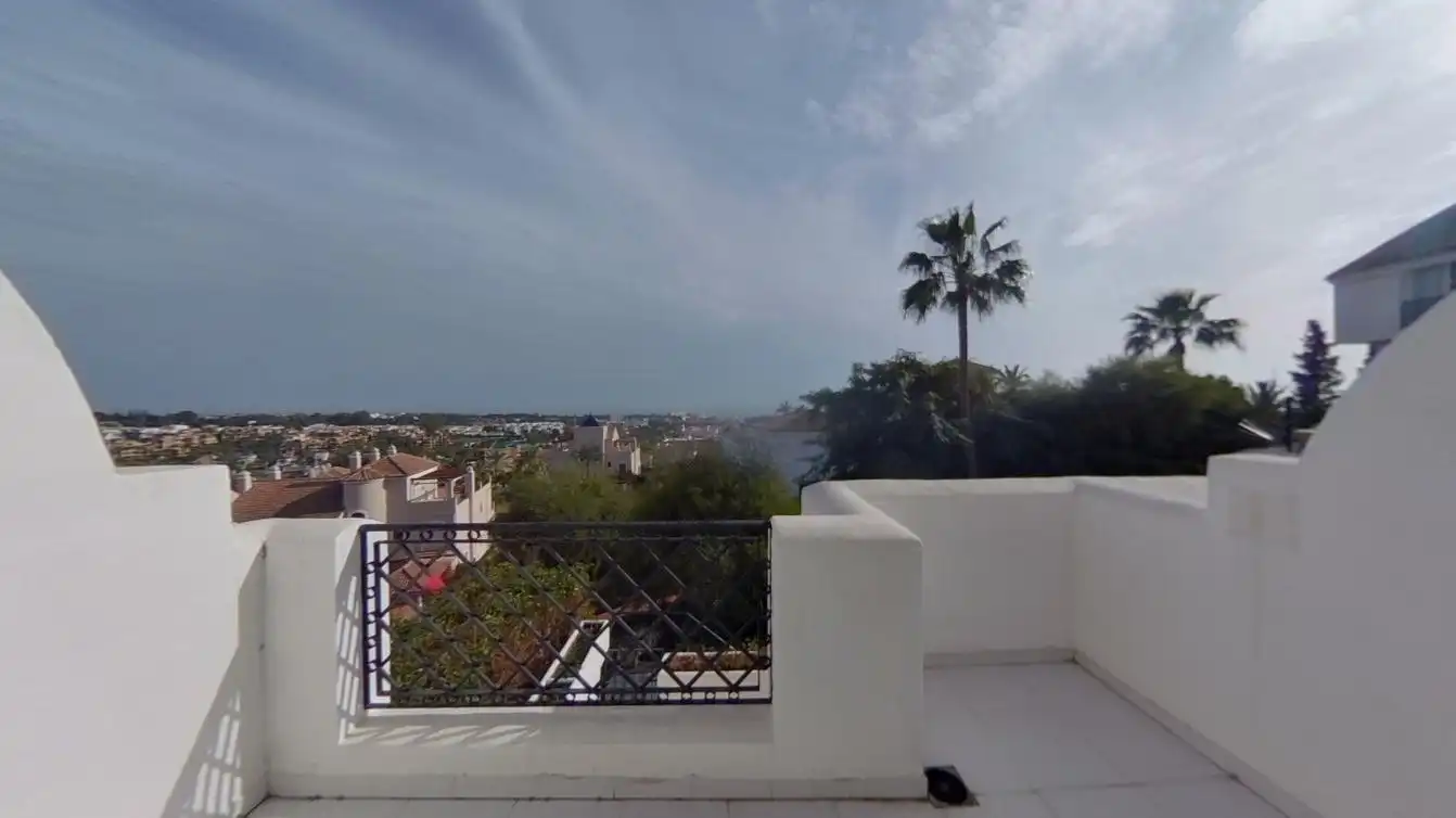 Vista exterior de Casa adosada en venda en Estepona amb Aire condicionat i Piscina