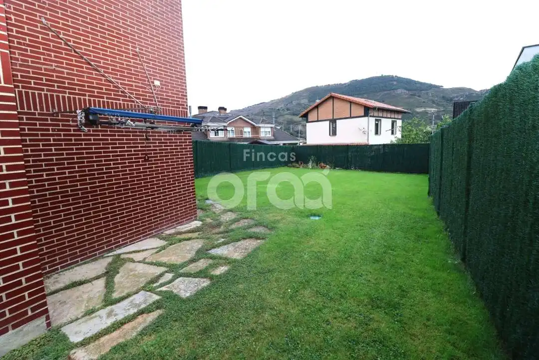 Jardí de Casa adosada en venda en Abanto y Ciérvana-Abanto Zierbena amb Calefacció, Jardí privat i Terrassa