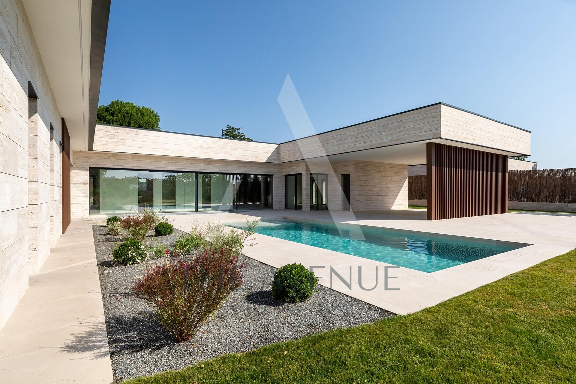 Vista exterior de Casa o xalet en venda en Boadilla del Monte amb Aire condicionat, Jardí privat i Terrassa