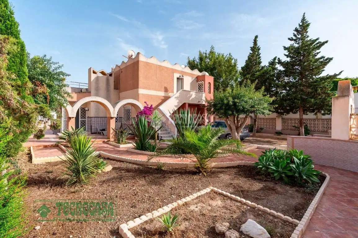 Jardí de Casa o xalet en venda en Roquetas de Mar amb Calefacció, Terrassa i Alarma