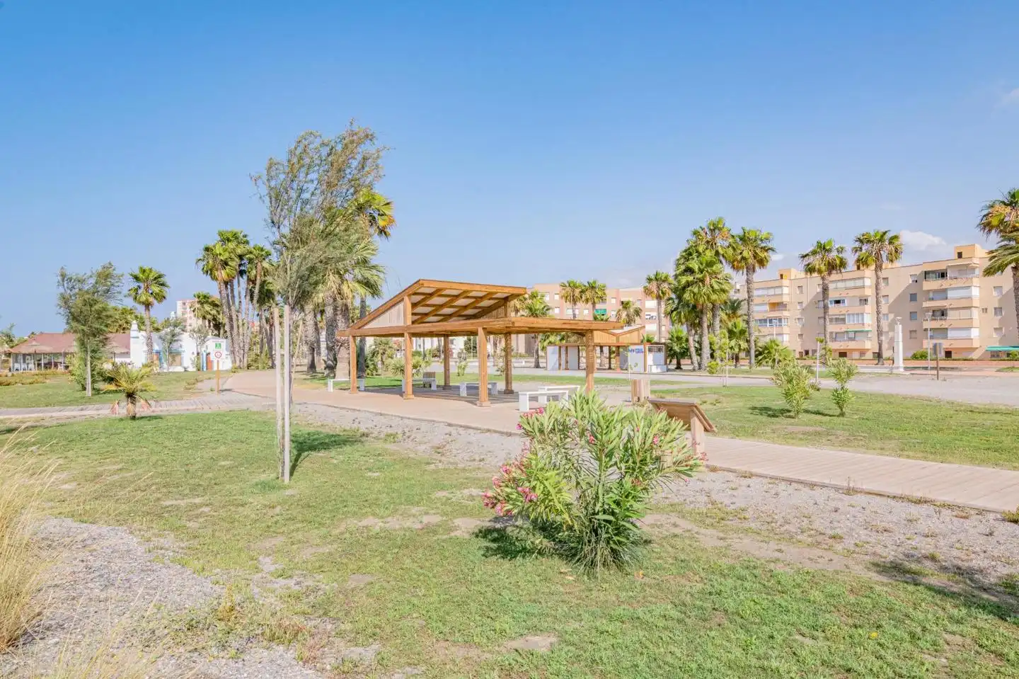 Vista exterior de Piso en venta en Motril con Terraza y Piscina comunitaria
