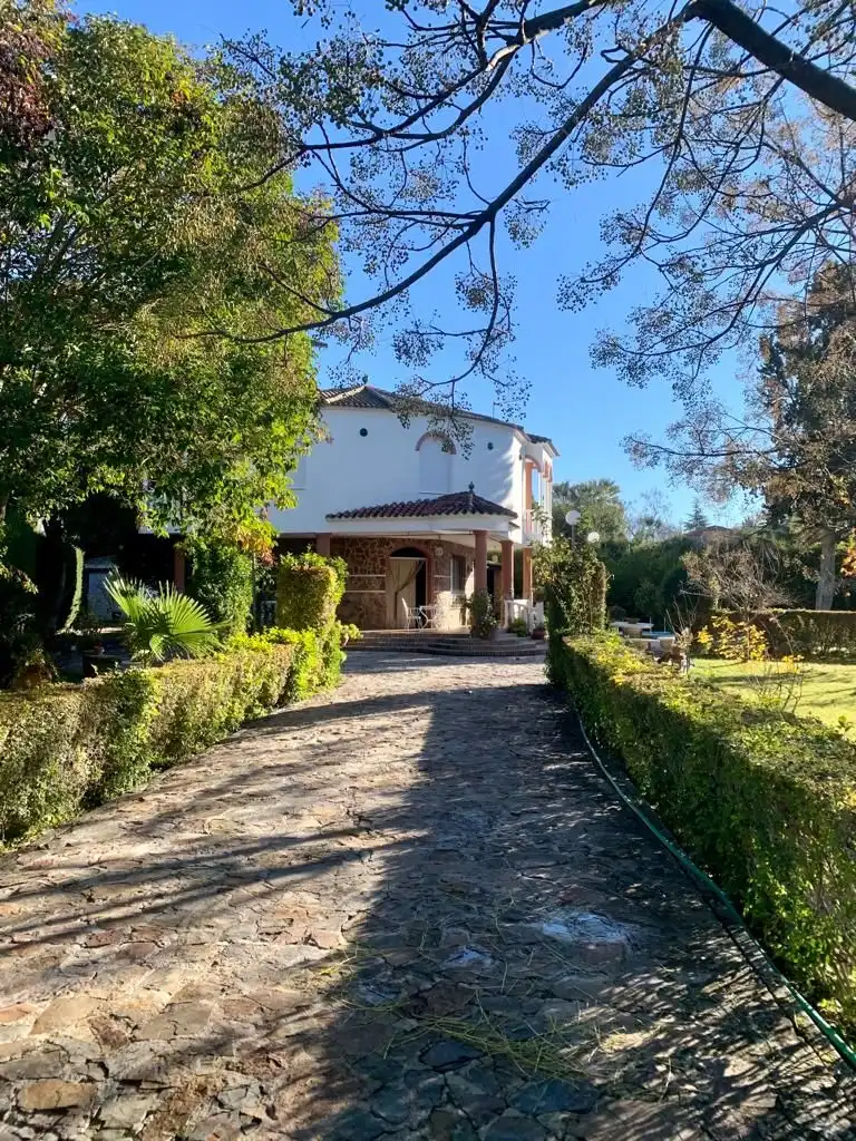 Vista exterior de Casa o chalet en venta en Úbeda con Jardín privado, Piscina y Balcón