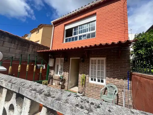 Vista exterior de Casa o xalet en venda en Vigo  amb Terrassa