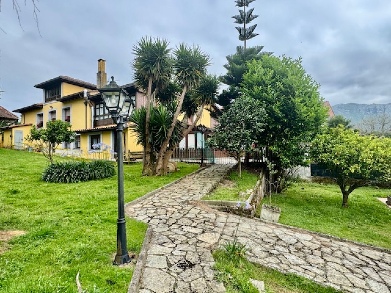 Jardí de Casa o xalet en venda en Llanes amb Jardí privat, Piscina i Moblat