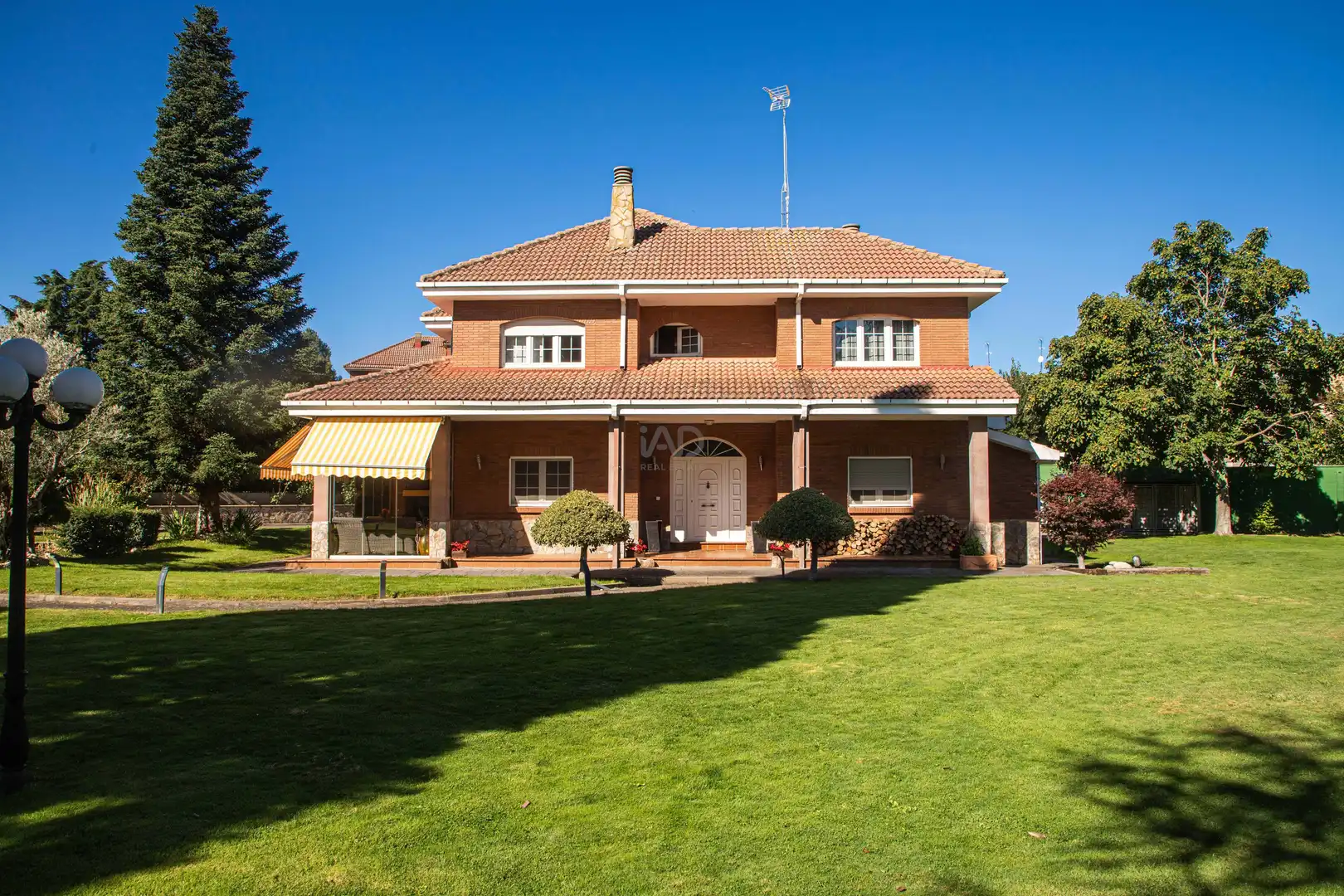 Vista exterior de Casa o chalet en venta en San Andrés del Rabanedo con Calefacción y Piscina