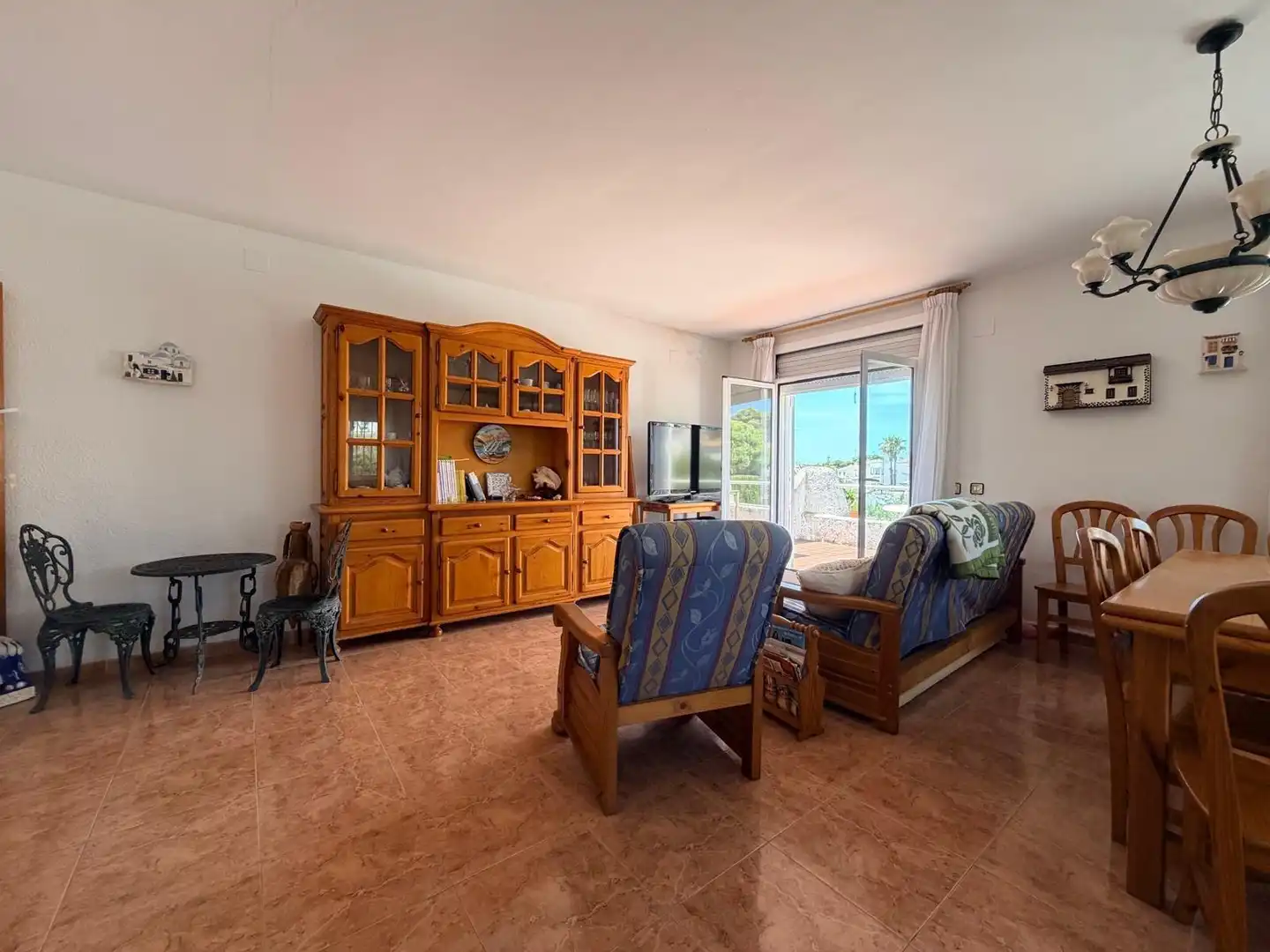 Sala d'estar de Casa o xalet en venda en Cunit amb Jardí privat, Terrassa i Traster