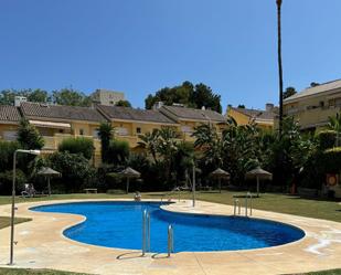 Piscina de Casa adosada en venda en Estepona amb Aire condicionat, Terrassa i Piscina