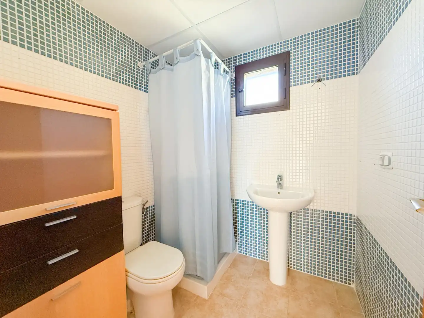 Baño de Apartamento en venta en Águilas con Terraza, Piscina y Balcón