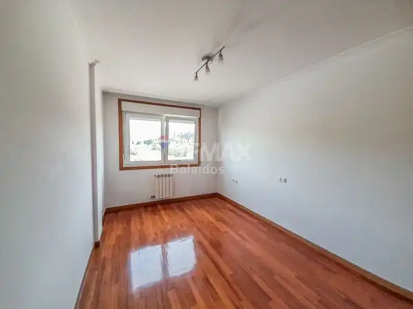 Dormitori de Pis en venda en O Porriño   amb Calefacció, Parquet i Terrassa