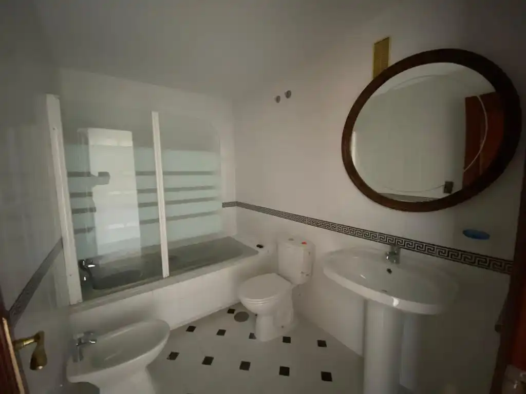 Bathroom of Flat for rent in Granada  with Heating, Private garden and Community pool