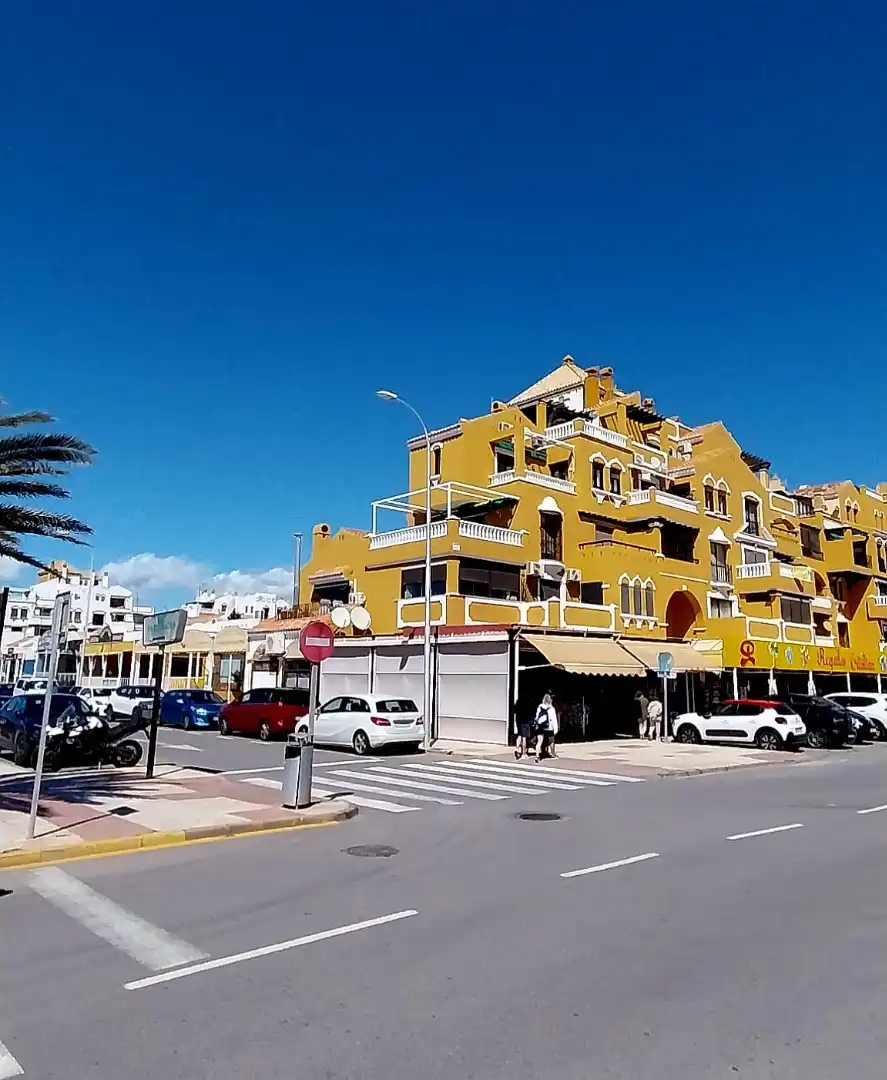 Vista exterior de Local en venda en Roquetas de Mar amb Aire condicionat, Terrassa i Moblat