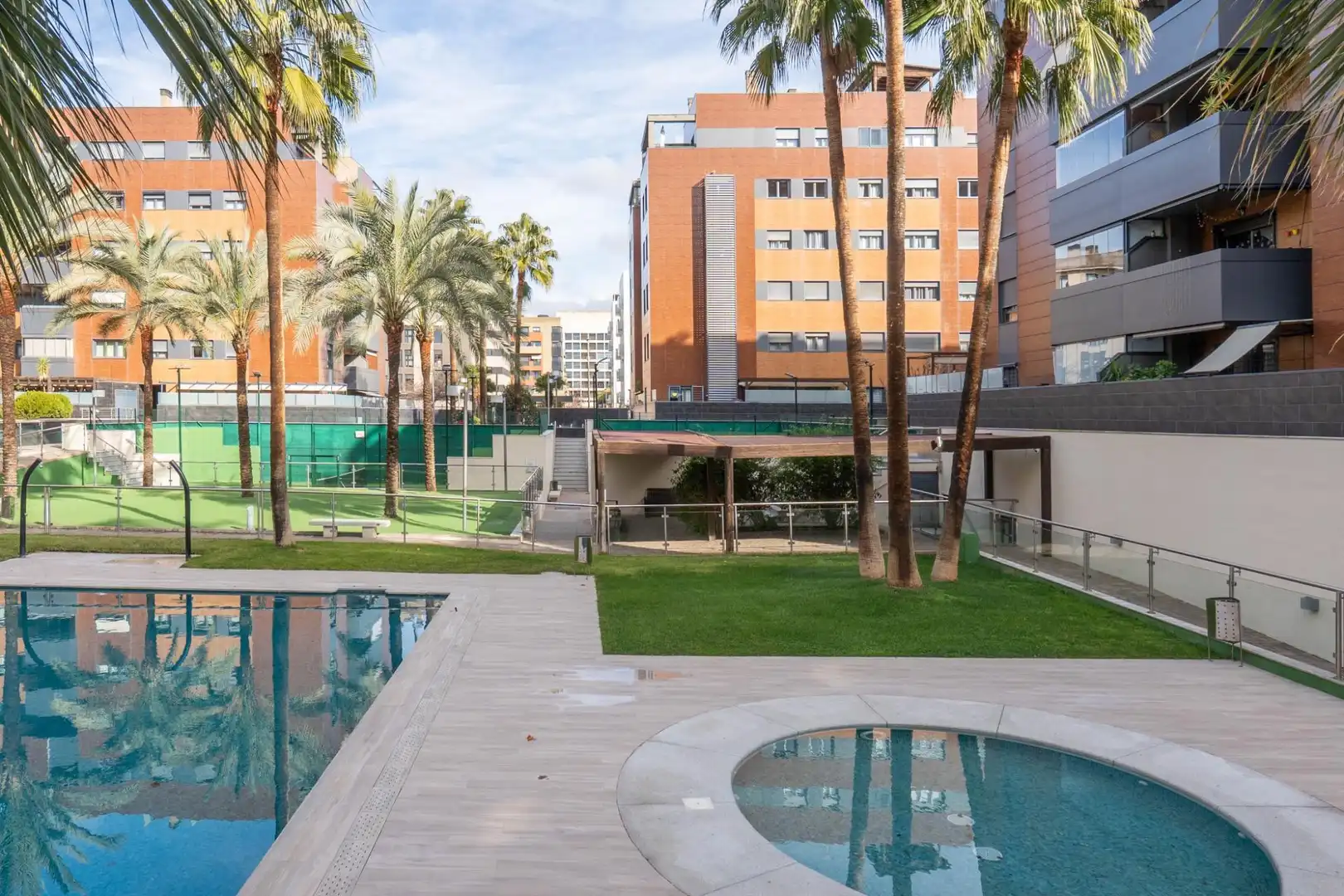 Schwimmbecken von Wohnung zum Verkauf in Granada mit Heizung, Privatgarten und Balkon