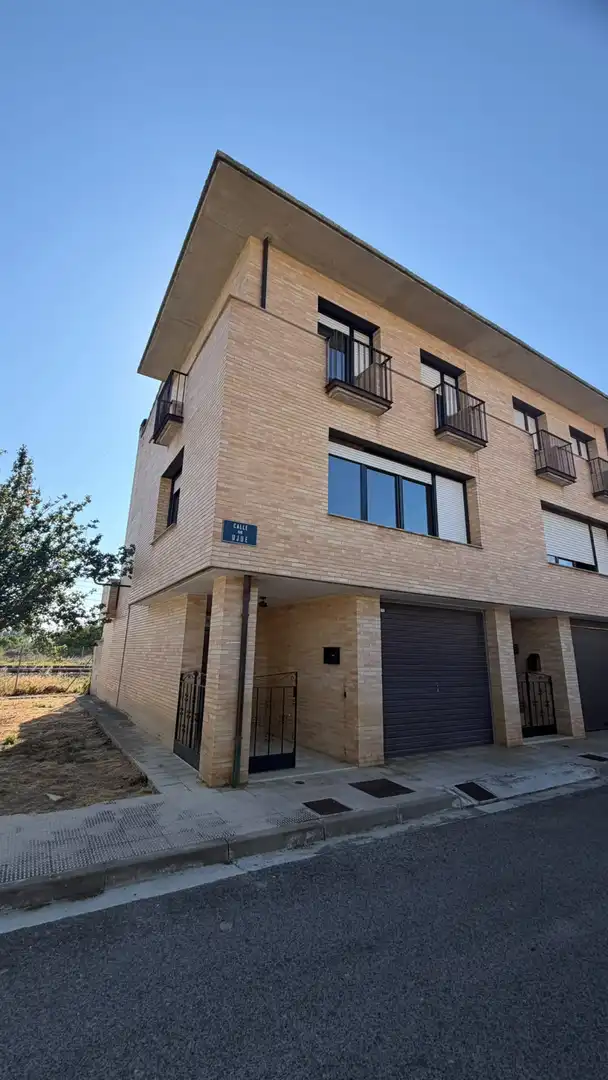 Vista exterior de Casa adosada de lloguer en Olite / Erriberri amb Calefacció, Jardí privat i Parquet