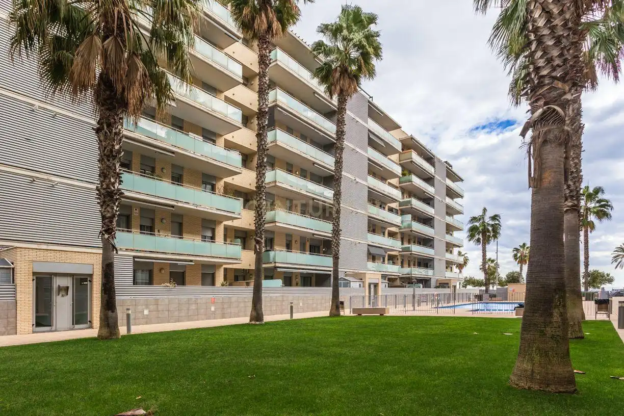 Vista exterior de Apartamento en venta en Badalona con Jardín privado, Piscina y Balcón