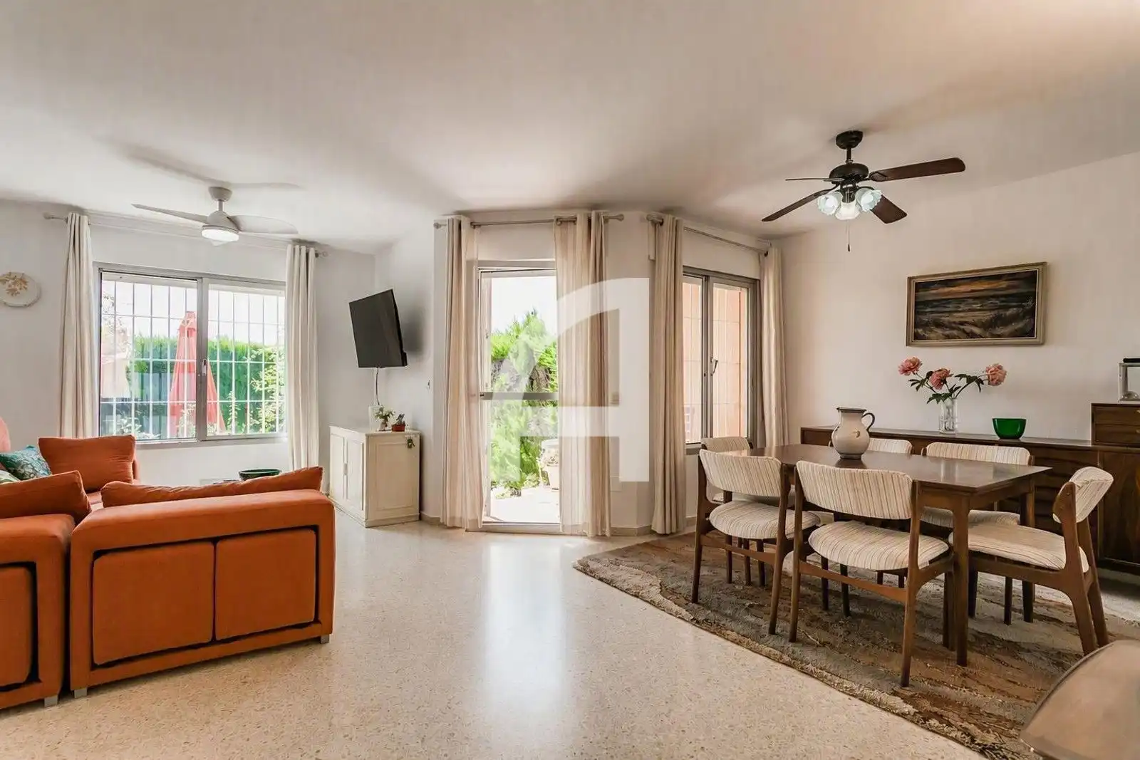 Sala de estar de Casa adosada en venta en Estepona con Calefacción, Terraza y Piscina