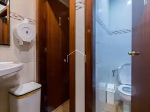 Badezimmer von Geschaftsraum zum Verkauf in Badalona mit Klimaanlage, Heizung und Terrasse