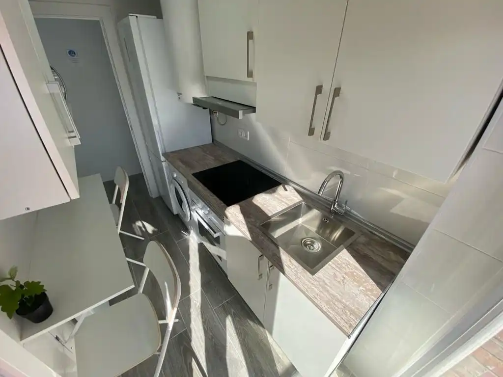 Room in Calle Encarnación Oviol, 43, Los Rosales