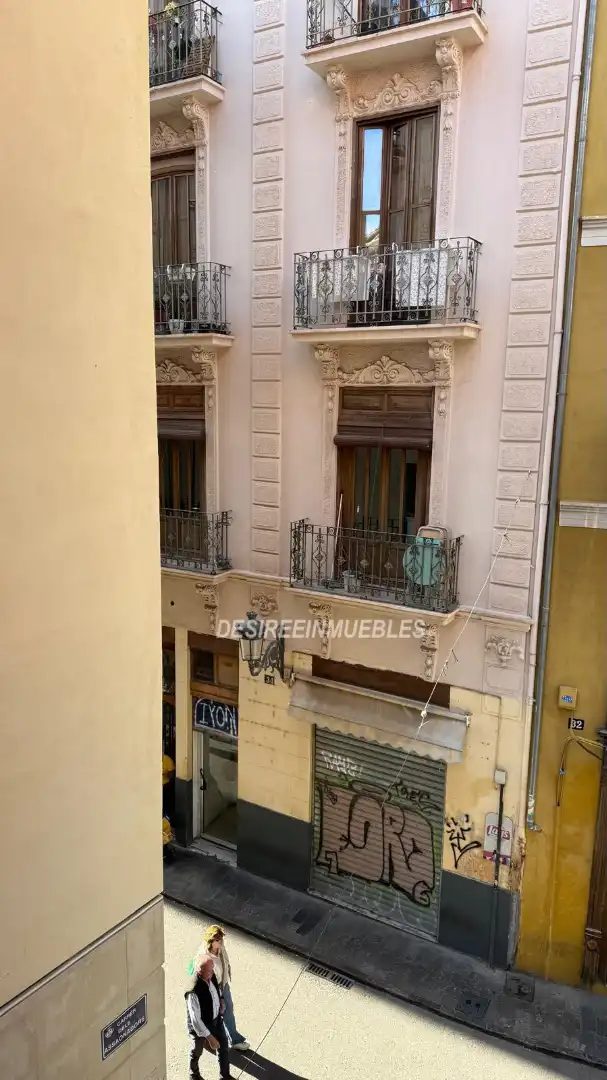 Vista exterior de Pis en venda en Valencia amb Balcó