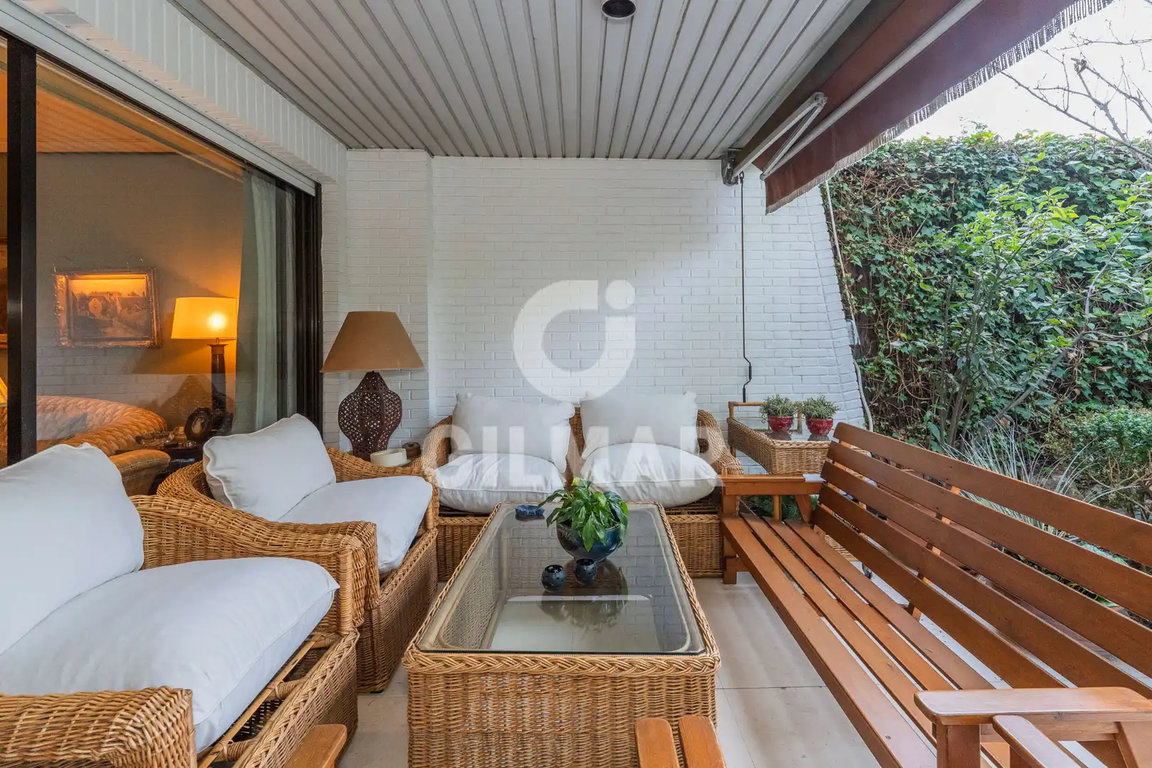 Terrasse von Einfamilien-Reihenhaus zum Verkauf in La Moraleja mit Klimaanlage, Heizung und Privatgarten