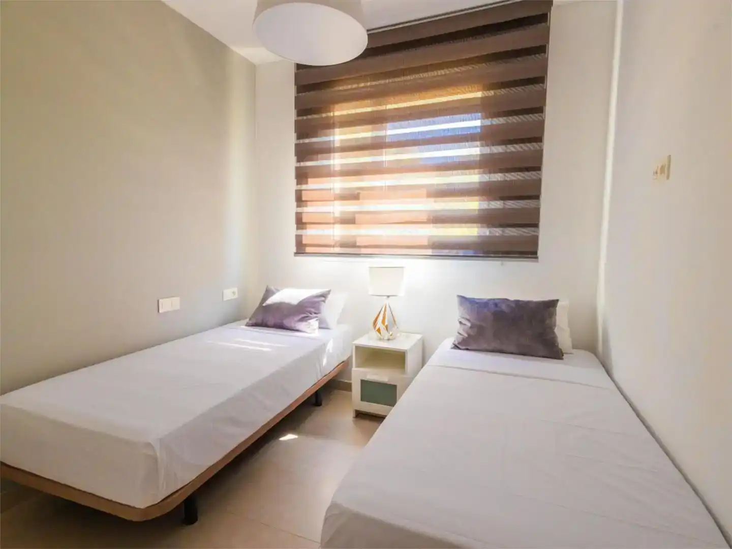 Schlafzimmer von Wohnungen zur Miete in Chipiona mit Klimaanlage, Privatgarten und Schwimmbad