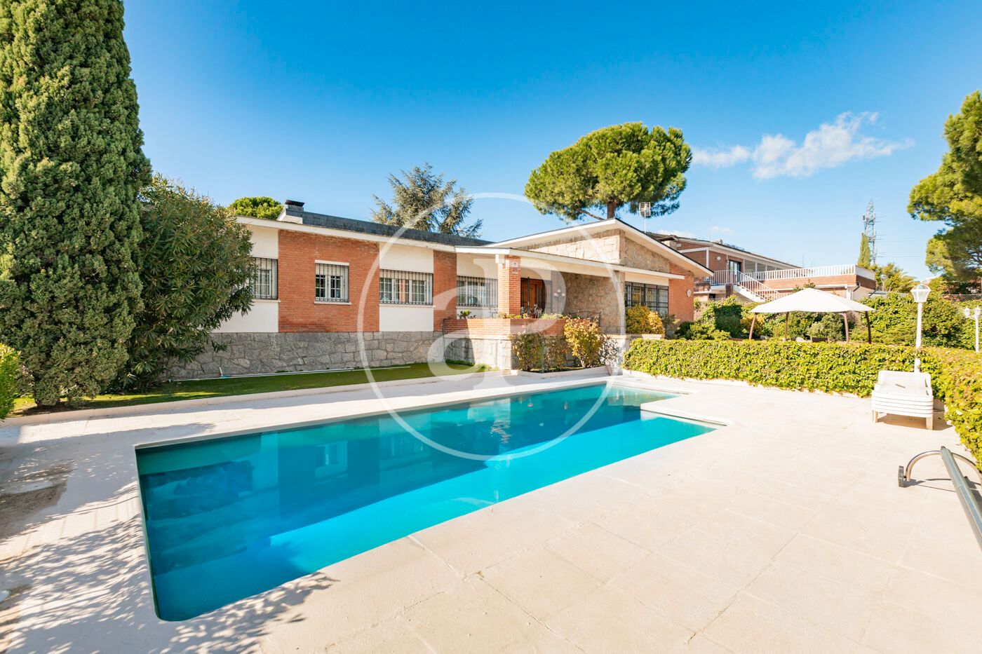 Vista exterior de Casa o xalet en venda en Las Rozas de Madrid amb Aire condicionat, Calefacció i Jardí privat