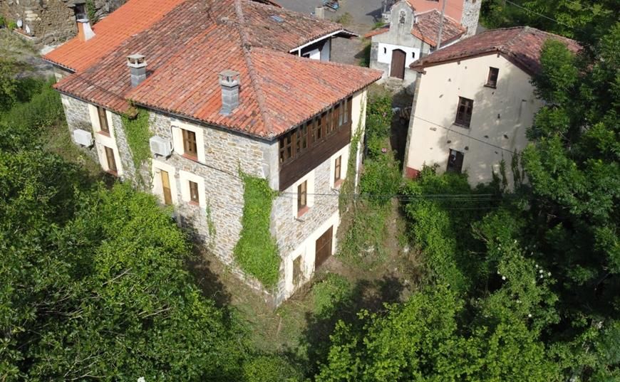 Vista exterior de Casa adosada en venda en Ponga amb Aire condicionat, Calefacció i Moblat