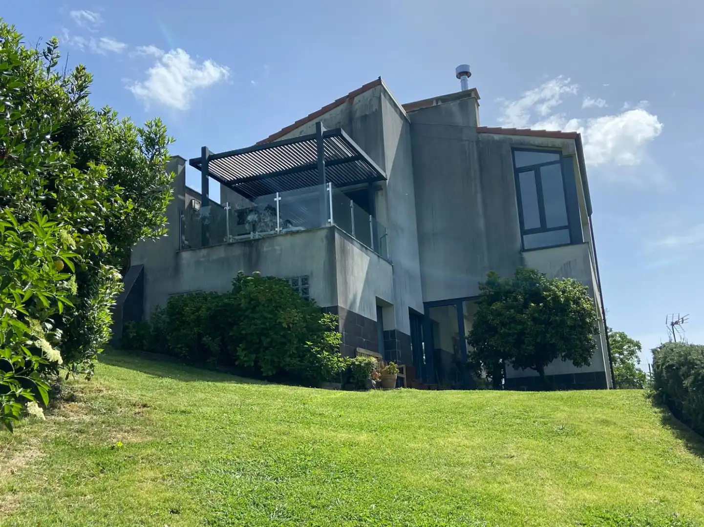 Vista exterior de Casa o xalet en venda en Sariego amb Calefacció, Terrassa i Traster